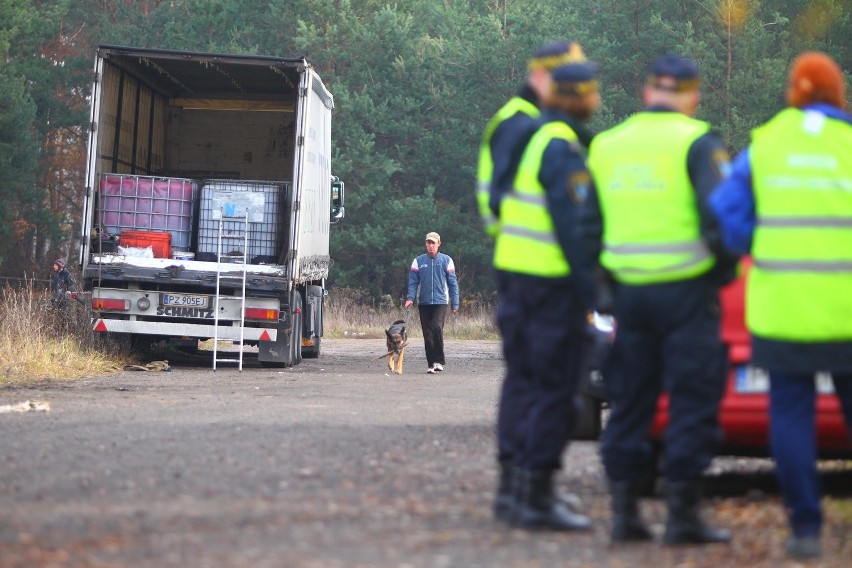 Kopcowa: Z ciężarówki wyciekły chemikalia