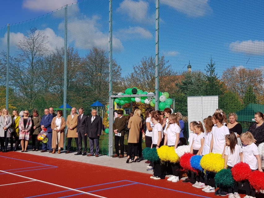 Przy Szkole Podstawowej w Krzcięcicach w gminie Sędziszów powstało nowe boisko wielofunkcyjne. Zobaczcie zdjęcia z otwarcia obiektu