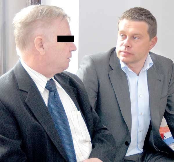 Kazimierz Sz., burmistrz Tyczyna, razem ze swoim pełnomocnikiem tuż przed wczorajsza rozprawą.