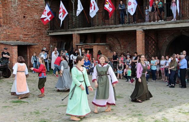 Oficjalne otwarcie sezonu turystycznego w radzyńskim zamku krzyżackim odbyło się 1 maja. Od tego dnia twierdza czynna będzie codziennie w g. 10-18. Na dzień inauguracji organizatorzy przygotowali  sporo atrakcji dla dzieci i dorosłych.