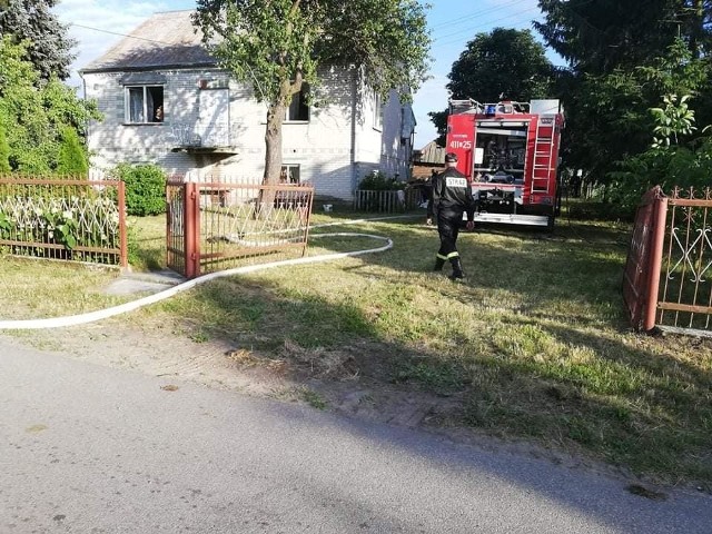 W sobotę, o godz. 18, strażacy z OSP Brańsk zostali skierowani do miejscowości Brzeźnica, gdzie doszło do pożaru w środku murowanego domu. Zdjęcia pochodzą z fanpejdża OSP Brańsk