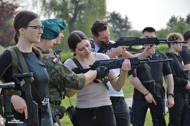 Strzelanie, rzut granatem, musztra, wojskowy survival, medycyna pola walki - tego uczyli się uczestnicy szkolenia "Trenuj jak żołnierz", którego organizatorem jest 10. Opolska Brygada Logistyczna.