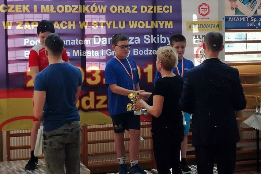 Młodzi zapaśnicy z Ósemki udanie rywalizowali w Otwartym Turnieju Gór Świętokrzyskich