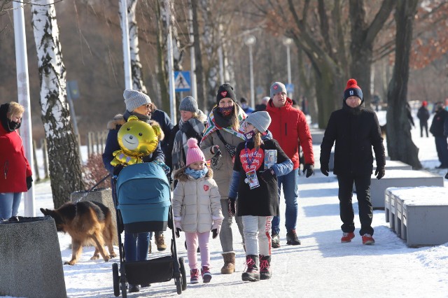 W niedzielę - 31 stycznia - na Pogorii III w Dąbrowie Górniczej nie brakowało spacerowiczów i... wolontariuszy Wielkiej Orkiestry Świątecznej Pomocy. Zobacz kolejne zdjęcia >>>