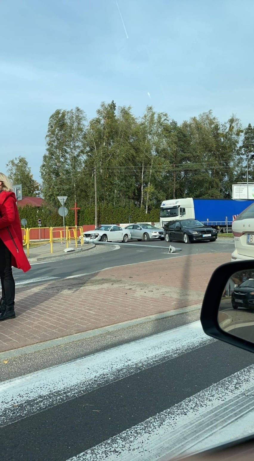 Grabówka. Wypadek na rondzie w godzinach szczytu. Osobówka ścięła słup [ZDJĘCIA]