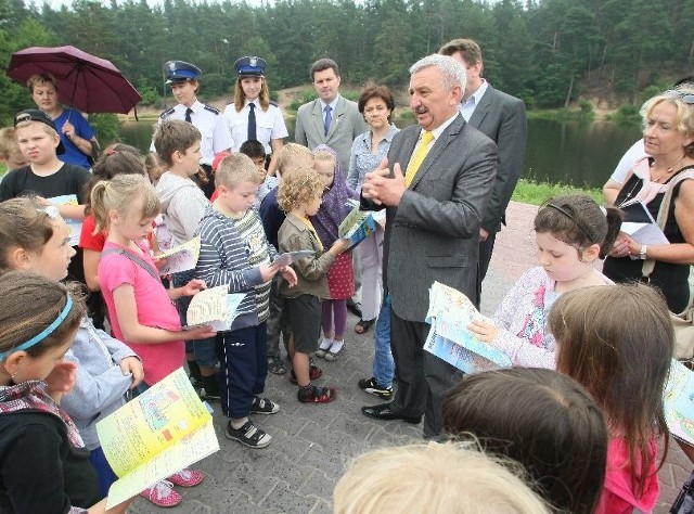 Starosta kielecki Zdzisław Wrzałka namawiał najmłodszych do zachowania bezpieczeństwa na plaży.