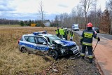 Czołowe zderzenie radiowozu i audi w Knurowie ZDJĘCIA Policjanci i kobieta poważnie ranni w wypadku