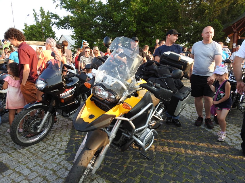 Parada motocykli podczas festynu "Spotkajmy się na św. Jakuba. Setki motocykli na bakałarzewskim rynku [Zdjęcia]