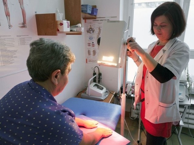 Terapię światłem stosuje jako jedną z metod leczenia Justyna Łapiczak, prowadząca Prywatny Gabinet Fizjoterapii w Koszalinie.  