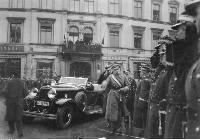 Marszałek Józef Piłsudski wita się z generałami Wojska Polskiego. Widoczny także m.in. ppłk Józef Beck (na lewo za marszałkiem).