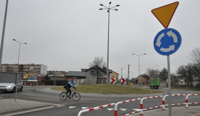 Jedyne rondo w Praszce, na skrzyżowaniu ulic Piłsudskiego, Listopadowej i Warszawskiej, na razie nie ma żadnego patrona.