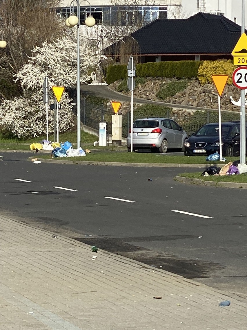 Zaśmiecony parking na Podpromiu w Rzeszowie [ZDJĘCIA INTERNAUTY]