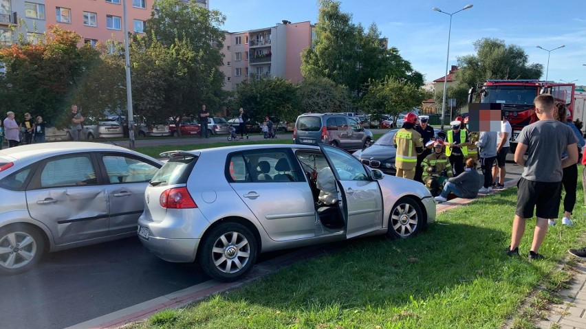 Wypadek w Tarnobrzegu. Na ulicy Kwiatkowskiego zderzyły się trzy samochody, jedna osoba ranna (ZDJĘCIA)