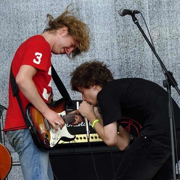 W czerwonym Leszard Żukowski (vocal, gitara), z harmonijką Bogusław Salnikow.