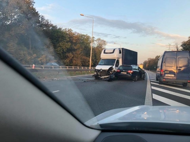 Wypadek na autostradzie pod Brzegiem. Zderzyły się dwa auta