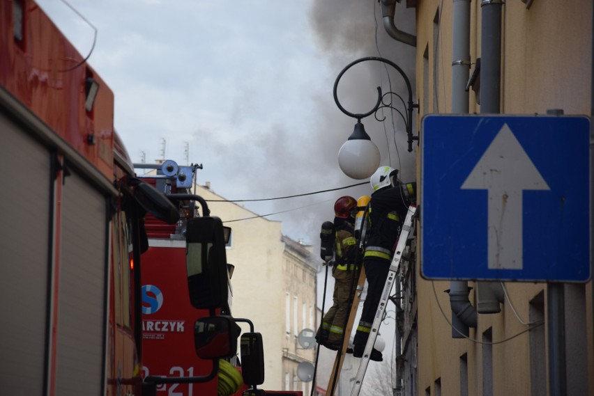 Pożar kamienicy w Głuchołazach. Ewakuowano lokatorów z 11 mieszkań