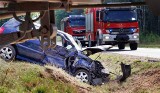 Groźny wypadek na trasie Wizna - Jedwabne. Osobówka po zderzeniu z ciągnikiem rolniczym wylądowała w rowie