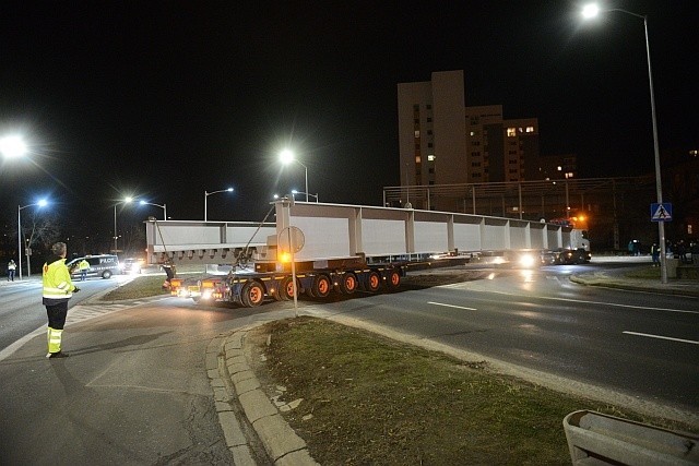 Tak przebiegał transport elementu mostu w lutym 2017 roku