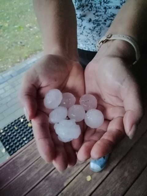 Od początku burzy, nasi Czytelnicy relacjonowali nam, jak nawałnica przebiega w ich okolicy. Nadsyłali również zdjęcia, które zamieszczamy w tej galerii. Zobaczcie, jak wyglądała burza w Łodzi.