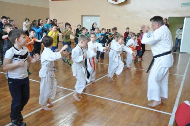 Zimowa Akademia Karate w Skarżysku już trwa. Ciekawych zajęć nie brakuje. 