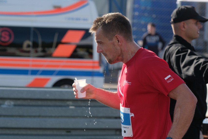 Strażacy i policjanci ścigają się na Torze Poznań w...