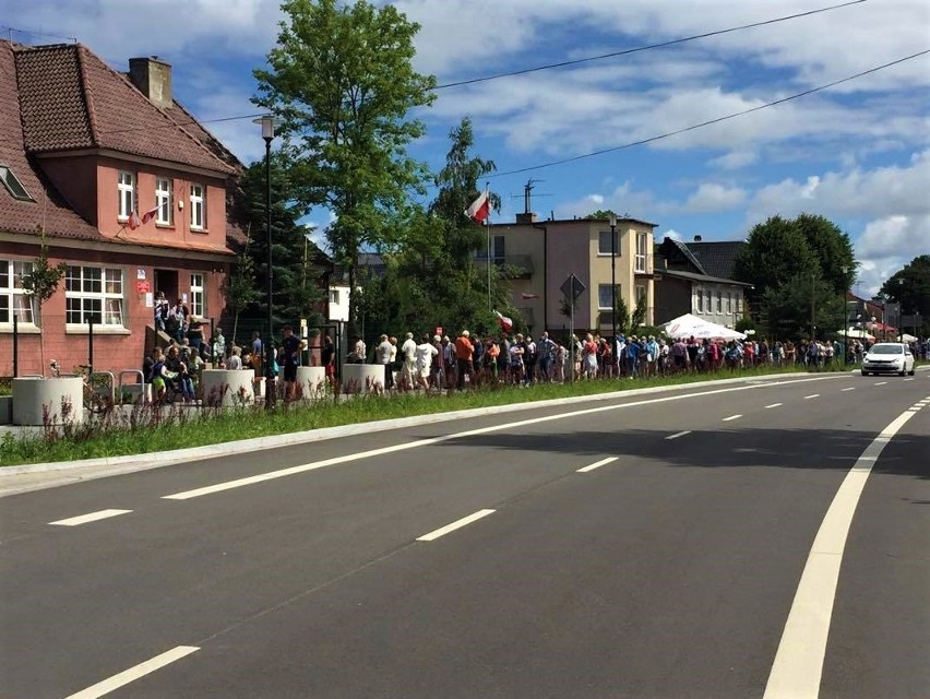 Kolejka przed lokalem wyborczym w Mielnie.