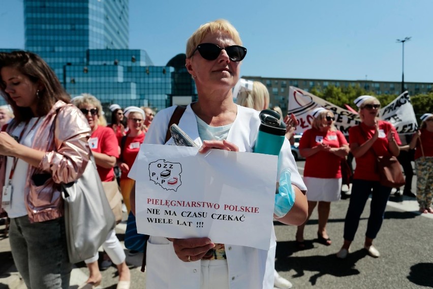 Strajk ostrzegawczy pielęgniarek i położnych w całej Polsce. „Nie godzimy się na minimalne płace, na minimalne normy, albo wręcz ich brak”