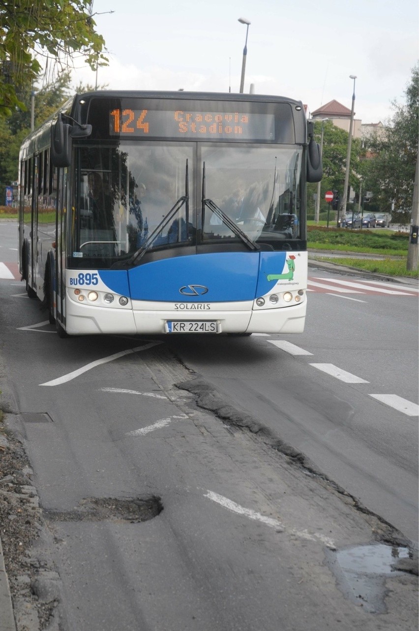 Dziura na przystanku przy rondzie Młyńskiej.