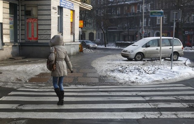 W Szczecinie 92 osób pracuje przy oczyszczaniu ręcznym przystanków i chodników w SPP
