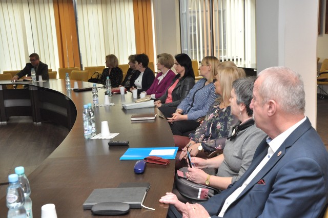 W Urzędzie Miejskim w Radomiu odbyło się spotkanie w sprawie pomysłu budowy nowego centrum rehabilitacji dla uczniów.