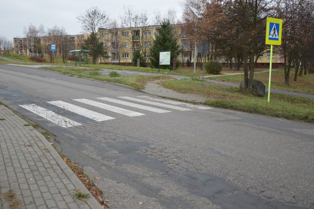 Przejście dla pieszych na osiedlu Żubrów. Większość samochodów nie zwalnia prędkości w tej okolicy.