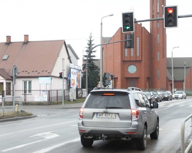 Niektórzy kierowcy proponują, aby zielone zapalało się równocześnie dla pojazdów skręcających w lewo (w ulicę Polną) oraz jadących na wprost (w kierunku ulicy Czarnieckiego).