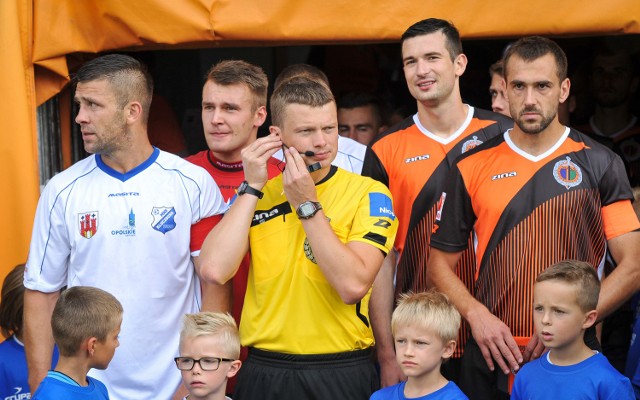 Kapitan MKS-u Łukasz Ganowicz (z lewej) i bramkarz Oskar Pogorzelec wypatrują już końca sezonu. Jeśli w niedzielę ich zespół wygra, będą mogli myśleć o wakacjach. 