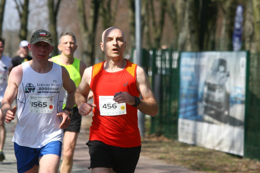 Biegli w niedzielę nad Zalewem Zemborzyckiem. To ostatni bieg z cyklu "Cztery Dychy do Maratonu" [DUŻO ZDJĘĆ]