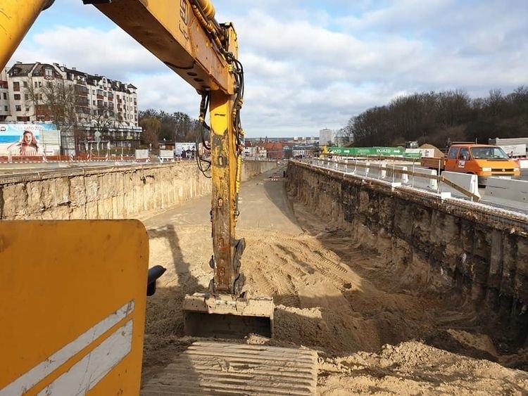 Trwa również budowa chodników i dróg rowerowych przy rondzie...