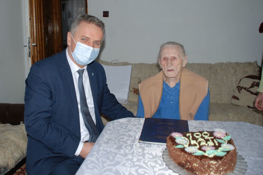 Pani Janina Włodno ma już sto lat. Burmistrz złożył jej życzenia [ZDJĘCIA]
