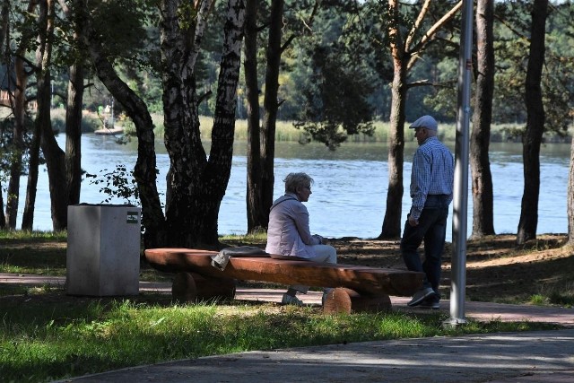 Piękna pogoda, ale na plaży w Cedzynie pojedyncze osoby. W sobotę 12 września nad zbiornikiem więcej było spacerowiczów niż wypoczywających na piasku. Jak spędzali czas?ZOBACZ NA KOLEJNYCH SLAJDACH>>>