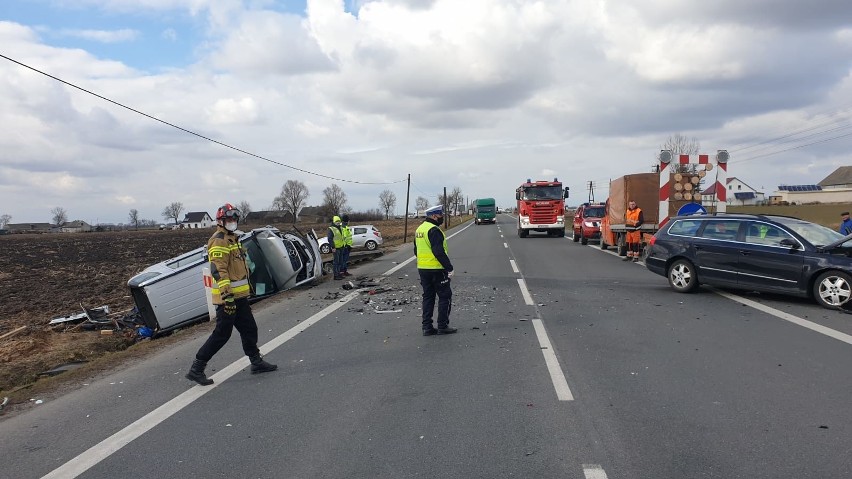 Wypadek w Ostaszewie na trasie 91. Dwie osoby trafiły do szpitala [zdjęcia]