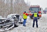 Zderzenie Volvo z pługiem śnieżnym na łuku drogi wojewódzkiej. Wypadek w gminie Raczki