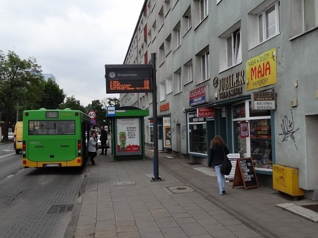 Okna najbliższego bloku znajdują się kilka metrów od tablicy ITS. Dlatego komunikaty głosowe przeszkadzają okolicznym mieszkańcom. Informacja ma zostać wyciszona i wyłączana na noc.