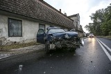 Samochód uderzył w dom przy ul. Żagańskiej w Zielonej Górze Ochli. Kierowca  nissana wpadł w poślizg [ZDJĘCIA]