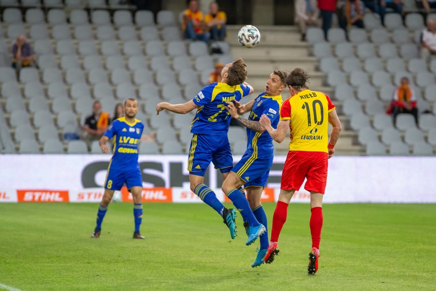 PKO Ekstraklasa. Korona Kielce zremisowała z Arką Gdynia 1:1. Przepychanki, dużo żółtych kartek, czerwień dla trenera Bartoszka [ZDJĘCIA]