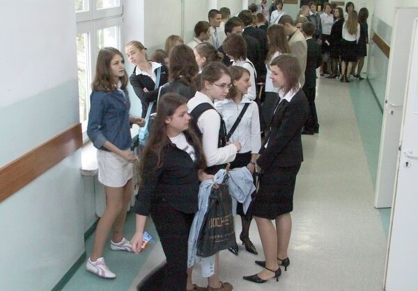 Trzecioklasiści z Gimnazjum nr 13 tuż przed wejściem na egzamin.