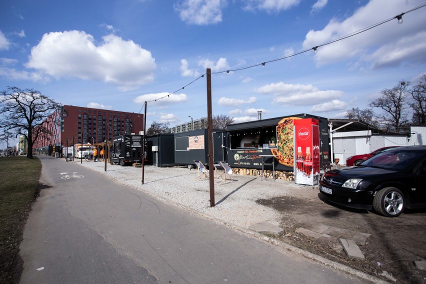 Naprzeciwko Magnolii rośnie strefa Food Trucków