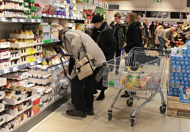 Niedziele w styczniu są ostatnimi, gdy będą mogły działać sklepy spożywcze takie jak Lidl i Biedronka.