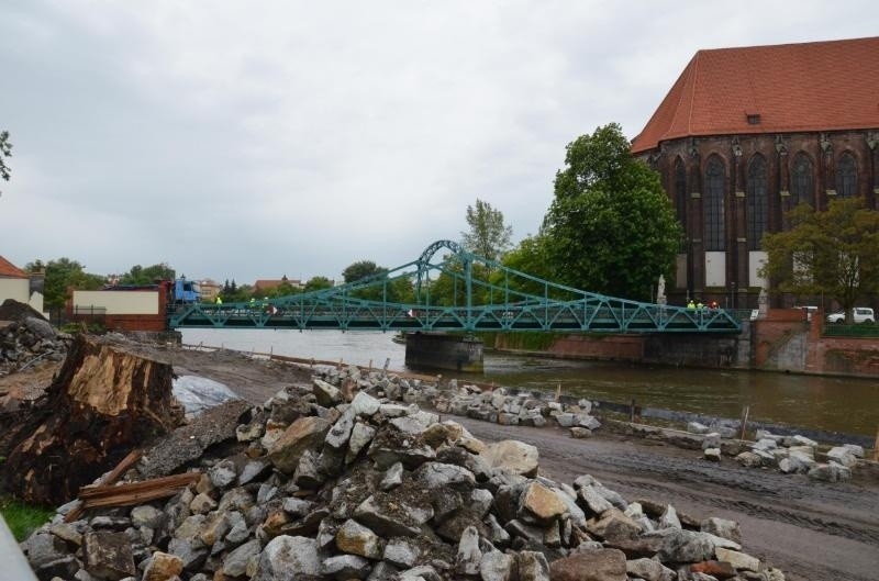 Zagrożenie powodzią: Most Tumski zamknięty. Ewakuują sprzęt z Ostrowa