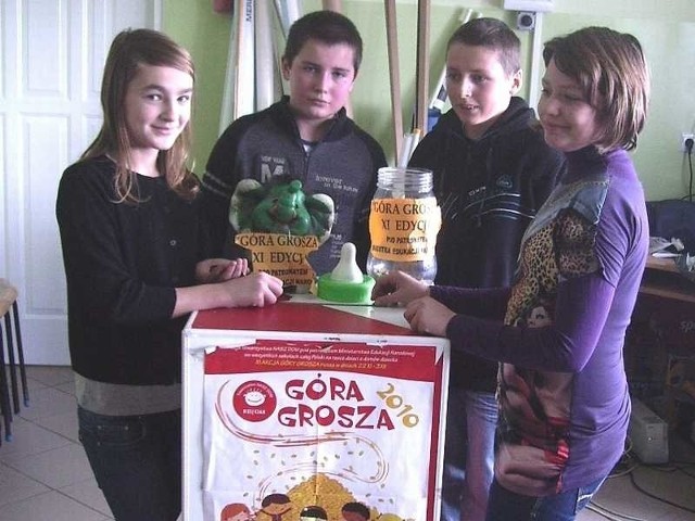 Pamiątkowe zdjęcie uczniów ze Szkoły Podstawowej w Ujeździe ze zbiórki pieniędzy w ramach akcji &#8222;Góra grosza&#8221;.