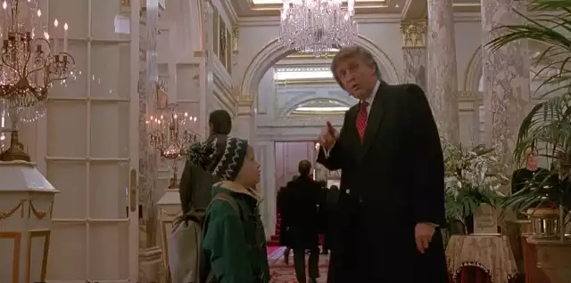 W filmie "Kevin sam w Nowym Jorku" Donald Trump pojawił się w scenie z hotelu Plaza. Wcielił się w postać mężczyzny, którego Kevin McCallister pyta o drogę. Trump tłumaczy chłopcu jak dojść do lobby.