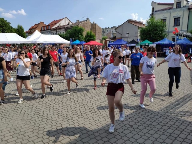 W sobotę w Opatowie, pod patronatem Zakładu Doskonalenia Zawodowego, Regionalnego Centrum Wolontariatu oraz organizacji Liderzy dla Młodzieży odbył się niesamowity happening pod tytułem „Stop Hate Only Love”. Organizatorzy zaprosili na happening uczelnie wyższe, firmy, instytucje, stowarzyszenia, fundacje, które podejmują działania na rzecz i dla młodzieży.Imprezę swoją obecnością zaszczycili Grzegorz Gajewski, burmistrz Opatowa oraz Tomasz Staniek Starosta. Nad wszystkim czuwała Joanna Młynarska, dyrektor w Niepublicznym Technikum imienia generała Władysława Andersa przy Zakładzie Doskonalenia Zawodowego w Opatowie. - Wobec zaistniałych w naszym kraju sytuacji związanych z jawnym przejawem agresji, nienawiści i przemocy, między innymi w Gdańsku i Warszawie, my głośno mówimy "Nie"! Nie chcemy więcej zbrodni, krzywdy, okrucieństwa i „hejtu” wobec dzieci, młodzieży i dorosłych! Nie chcemy lęku i niepokoju o codzienną egzystencję w społeczeństwie, które powinno być enklawą dla każdego z nas! Nie chcemy, by radość z bycia uczniem, który zdobywa wiedzę i buduje bagaż doświadczeń na całe życie – obciążona była obawą o fundamentalne poczucie bezpieczeństwa! - mówią organizatorzy imprezy. ZOBACZ TAKŻE: Zakupy w sklepach stacjonarnych nie wymierająŹródło: Agencja Informacyjna Polska Press