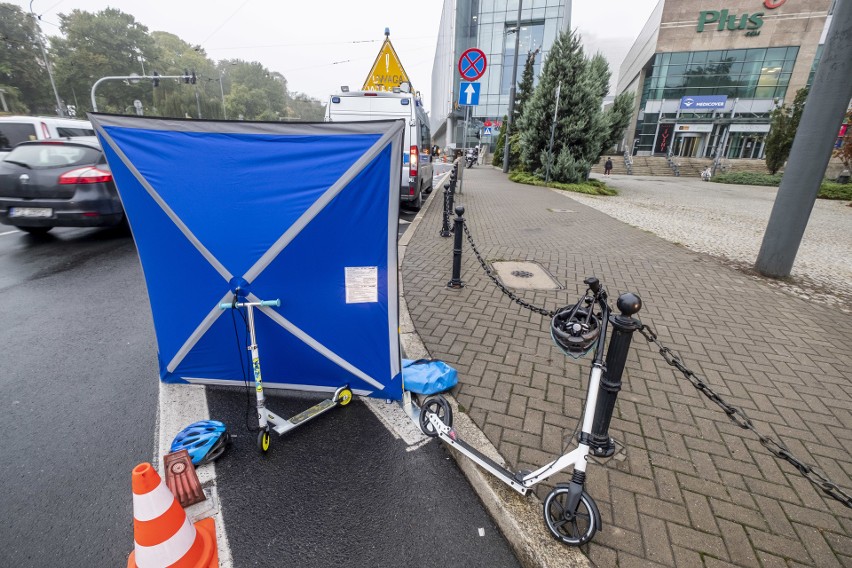 Dramatyczny widok w centrum Poznania - parawan, obok rozbita...